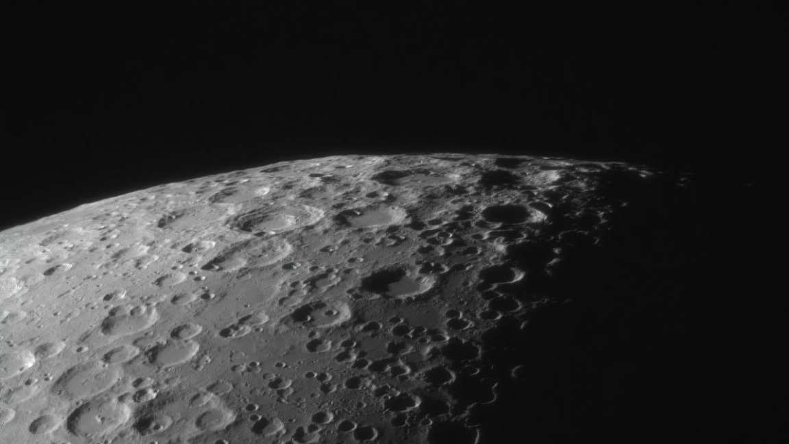 «Роскосмос» показал, как выглядит Луна при низком свете Солнца