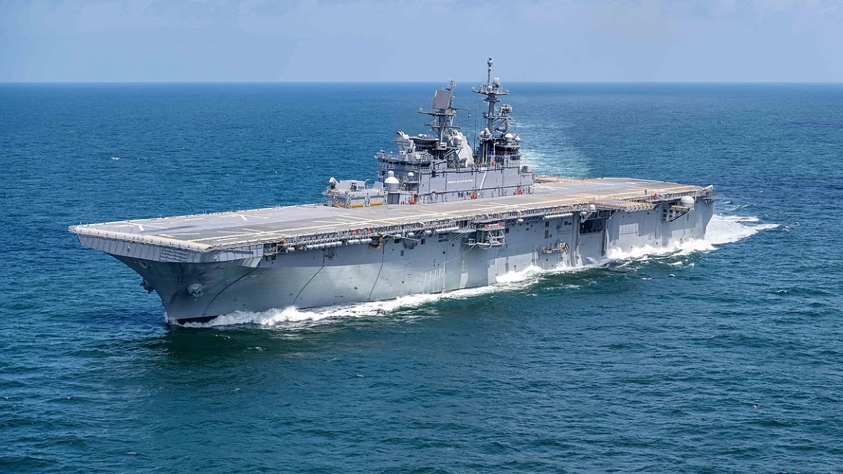 Десантный корабль США Tripoli с 3500 военными прибыл на Ближний Восток