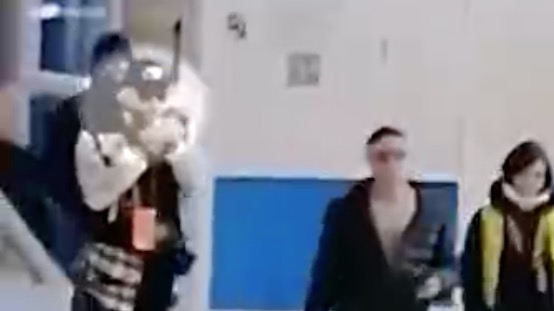 Mash Siberia: Киркоров закурил в барнаульском аэропорту