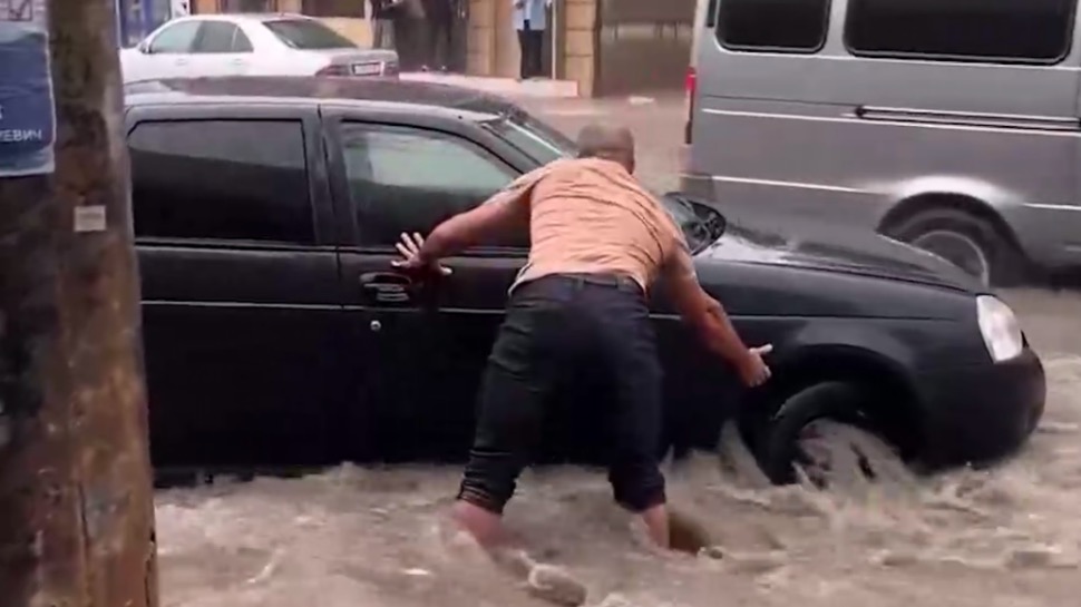 В Махачкале эвакуировали 250 человек из-за массовых затоплений улиц