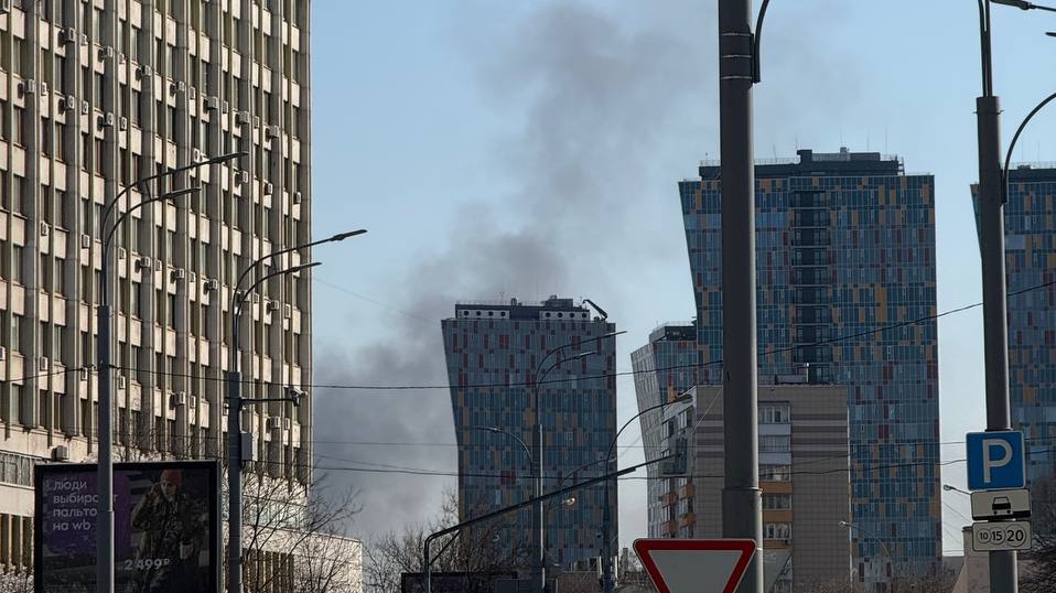 Сильный пожар произошел в районе станции метро «Автозаводская»