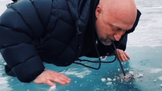 Гоша Куценко выпил воду из замерзшего Байкала через трубочку