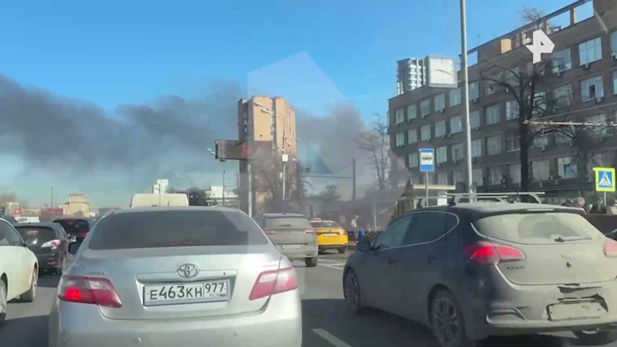 СМИ: Мощный пожар начался в районе бывшего завода ЗИЛ на юге Москвы
