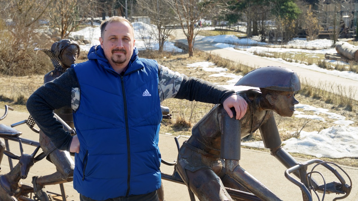 Заместитель начальника комплекса ООПТ ПИП «Покровское-Стрешнево» Тимур Донцев у одной из скульптур, размещенных в парке в рамках проведения работ по благоустройству