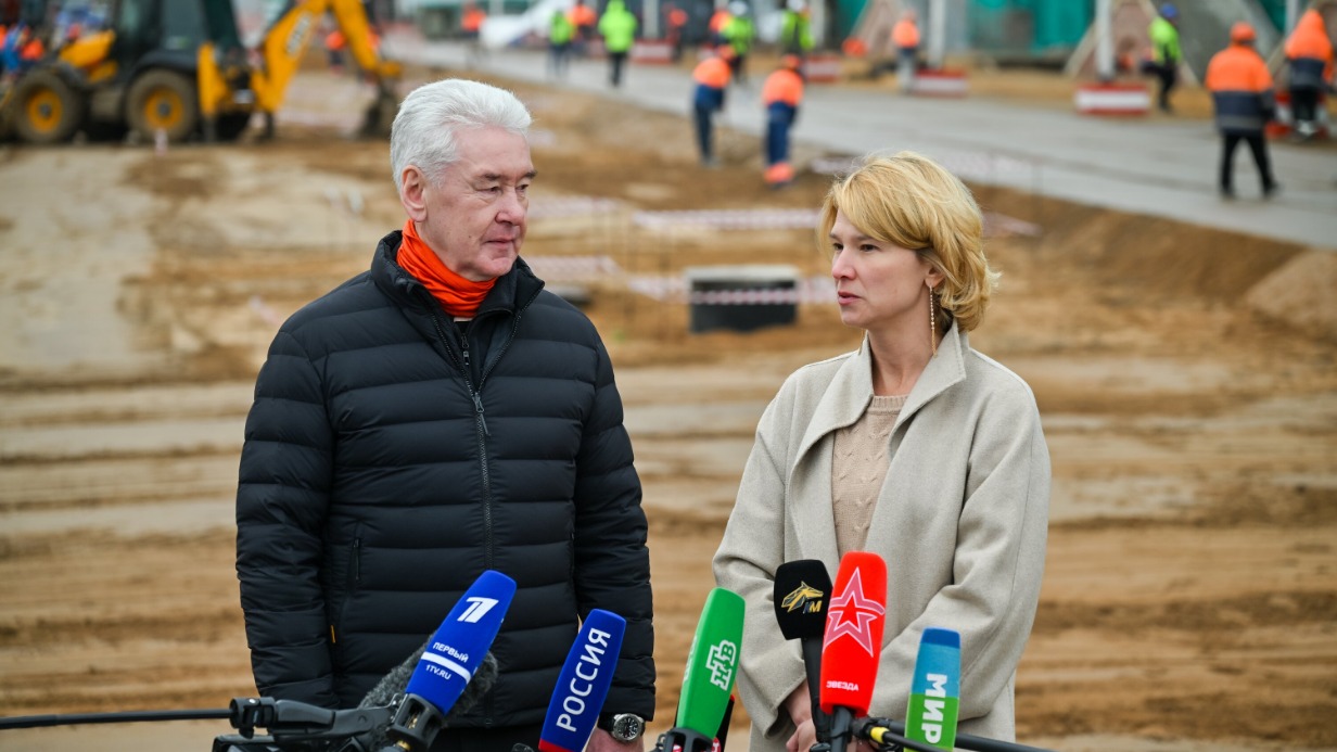 Мэр Москвы Сергей Собянин и министр сельского хозяйства РФ Оксана Лут осматривают ход реконструкции Центрального Московского ипподрома