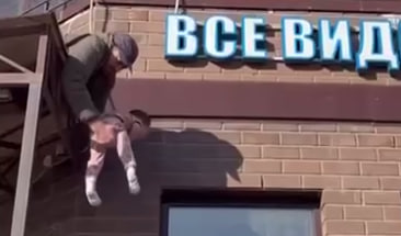 Ребенок выпал из окна и упал на козырек подъезда в подмосковном поселке