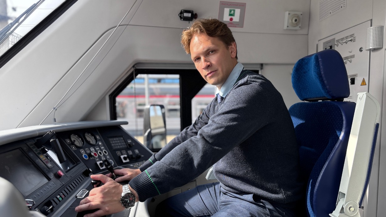 Машинист первого класса Центральной пригородной пассажирской компании Алексей Резчиков показывает корреспонденту «Вечерней Москвы», как устроена кабина машиниста в новом составе ЭП2ДМ