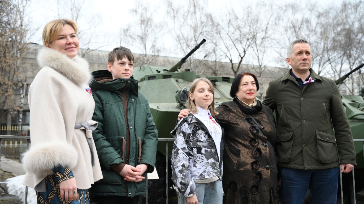 28 марта. Муниципальный депутат Кристина Дзямулич, дети из Донецка Владислав Хомич и Дарья Тарасенко, председатель Совета ветеранов Мещанского района Валентина Шурыгина и советник ректора НИУ «ВШЭ» Олег Леонов (слева направо) на мероприятии «День добрых встреч»