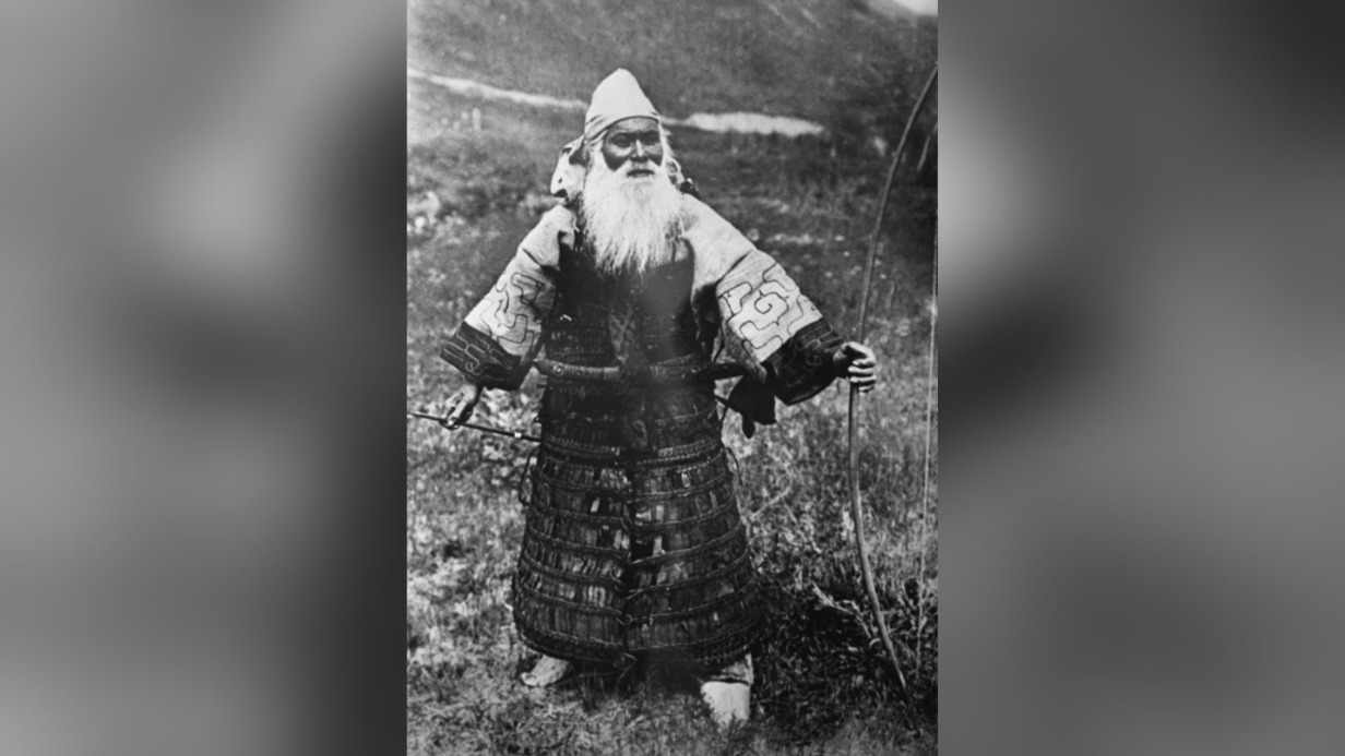 Экспозиция Южно-Сахалинского краеведческого музея. На снимке изображен представитель народа айнов