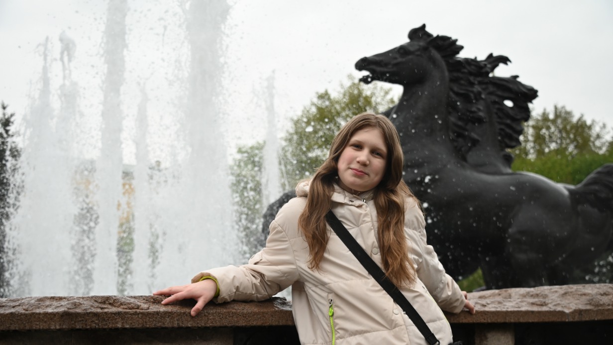 Москвичка Юлия Демидова встречает открытие сезона фонтанов на Манежной площади