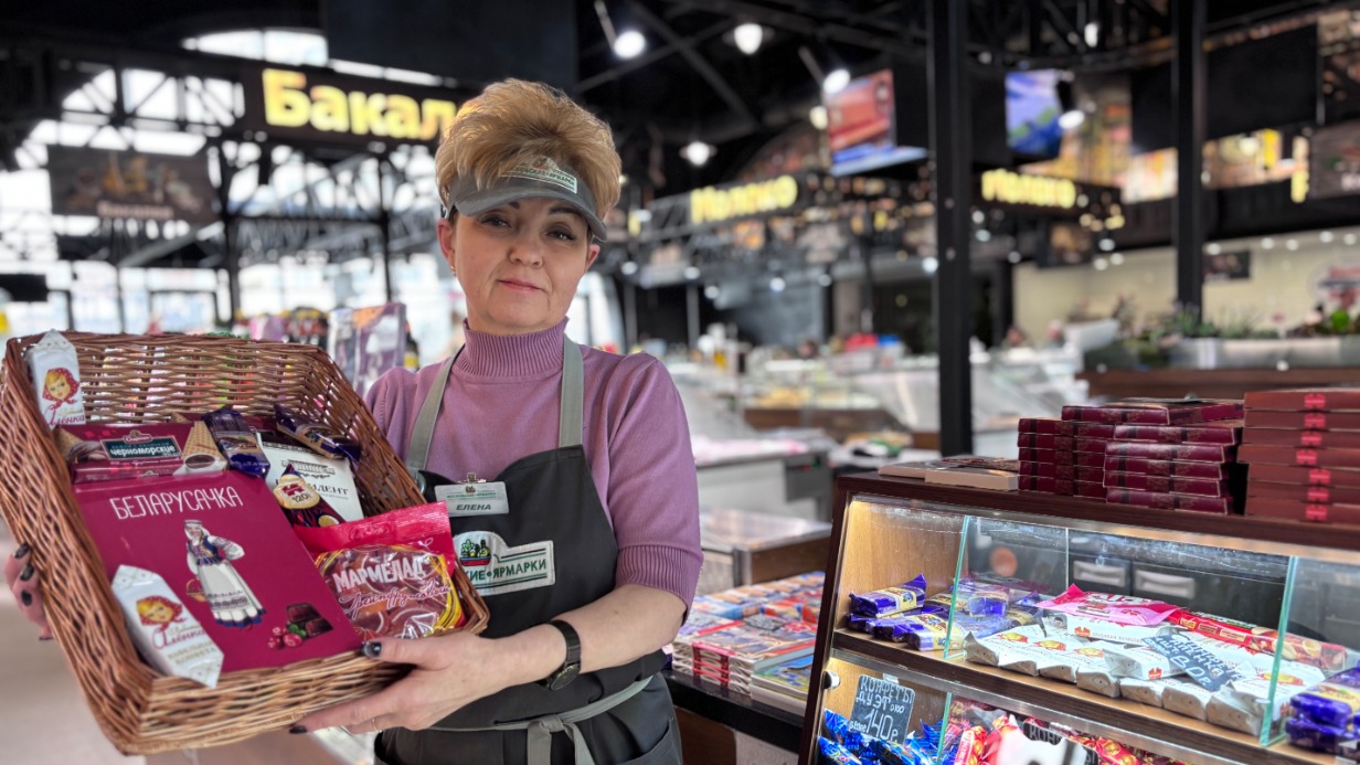 Продавец белорусской продукции Елена Дугина собрала сладкий набор