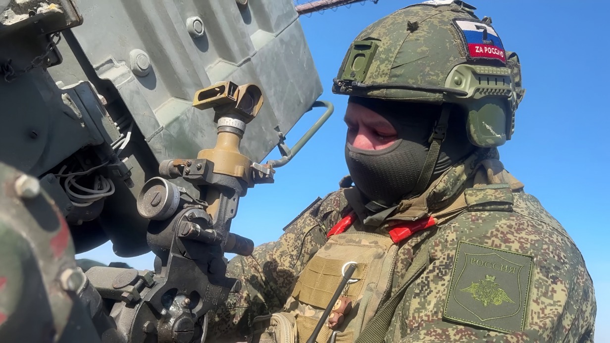 Наводчик реактивной системы залпового огня «Град» наводит орудие по буссоли для поражения цели