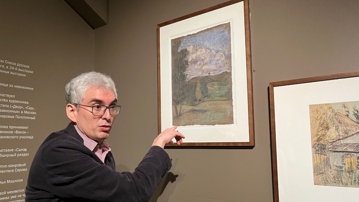 Хранитель коллекции русского рисунка Пушкинского музея Олег Антонов на вернисаже выставки «Ларионов, Гончарова. Начало»