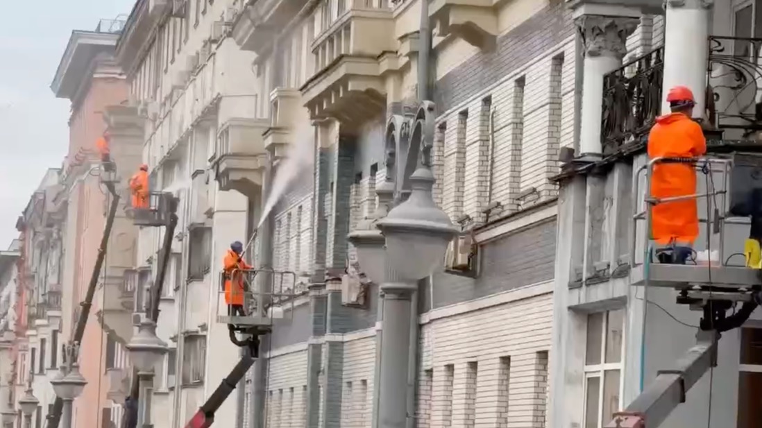 Стартовали работы по промывке фасадов зданий в Москве