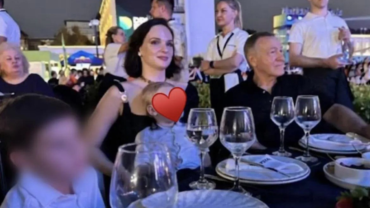 В Сети появилось фото 70-летнего Агаларова и его 27-летней жены с ребенком