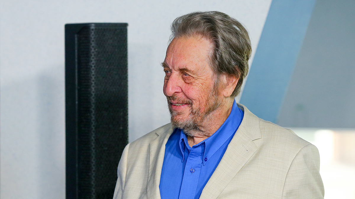 Отец Илона Маска высказался о внешности россиян