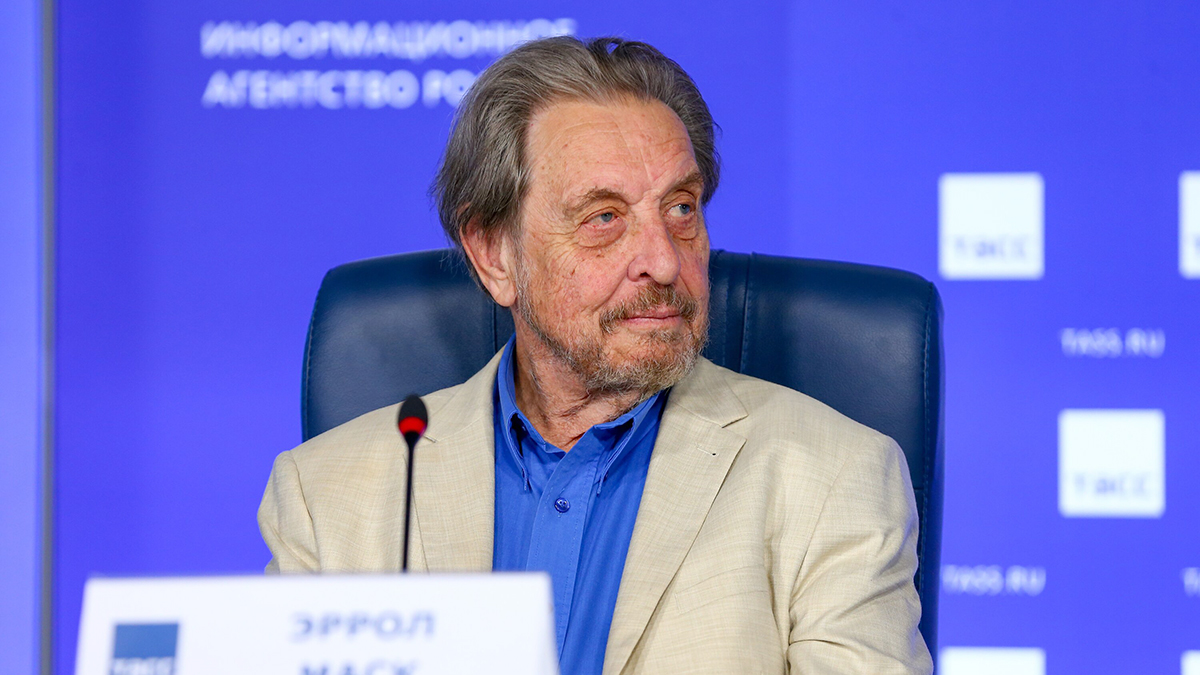 Отец Илона Маска Эррол заявил, что Джеффри Эпштейн до сих пор жив