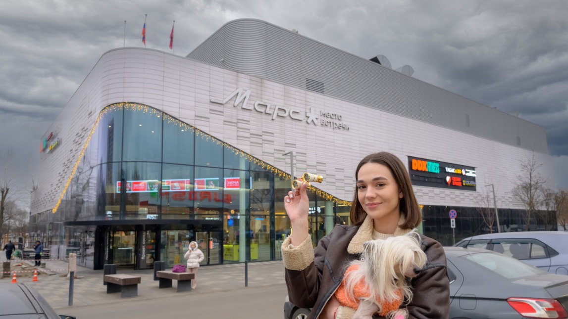 Софья Алферьева с собачкой Даришей у «Марса»