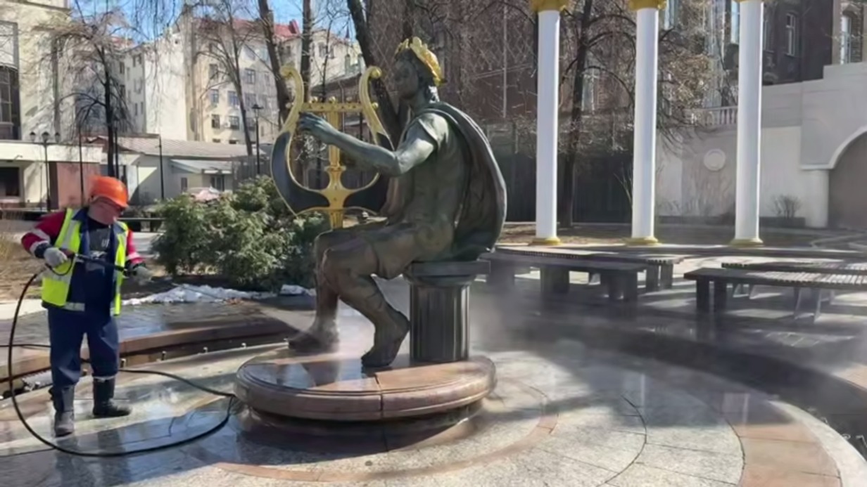 Специалисты промыли фонтаны в саду «Аквариум» в Москве после зимы 