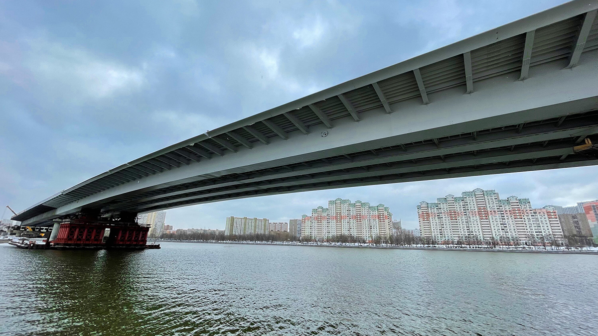 Машину нашли под водой в затоне Новинки на юге Москвы