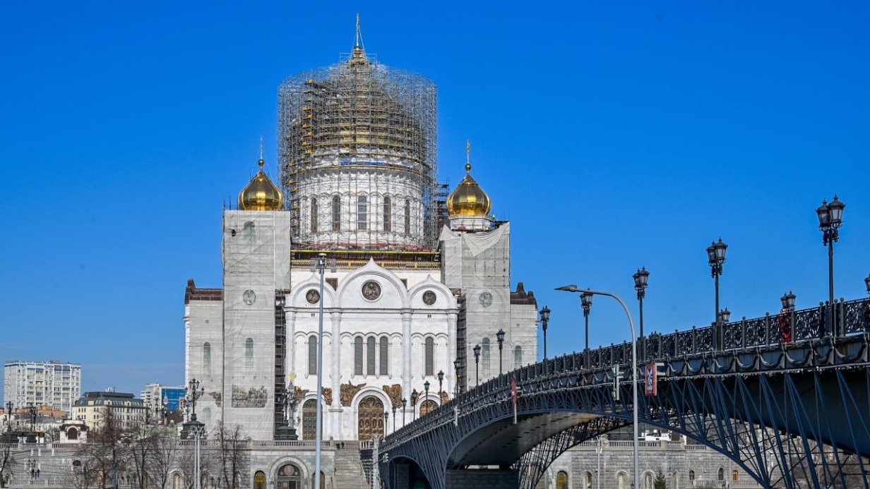 Собянин: Строительные лeса с куполов храма Христа Спасителя снимут летом