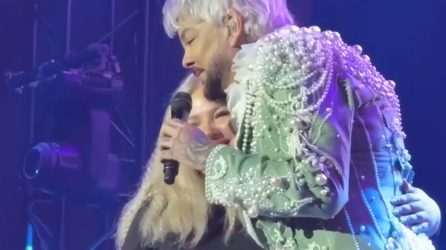 «На бывшую похожа»: Киркоров обнял поклонницу, хранившую билет с концерта 1997 года