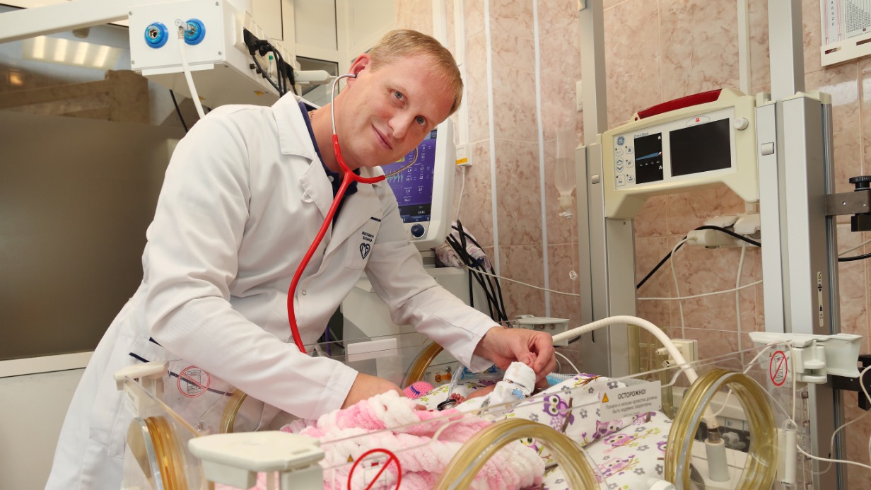 Главный врач Морозовской больницы Валерий Горев в палате одной из маленьких пациенток стационара. Здесь есть все необходимое оборудование для наблюдения за малышкой и проведения медицинских процедур
