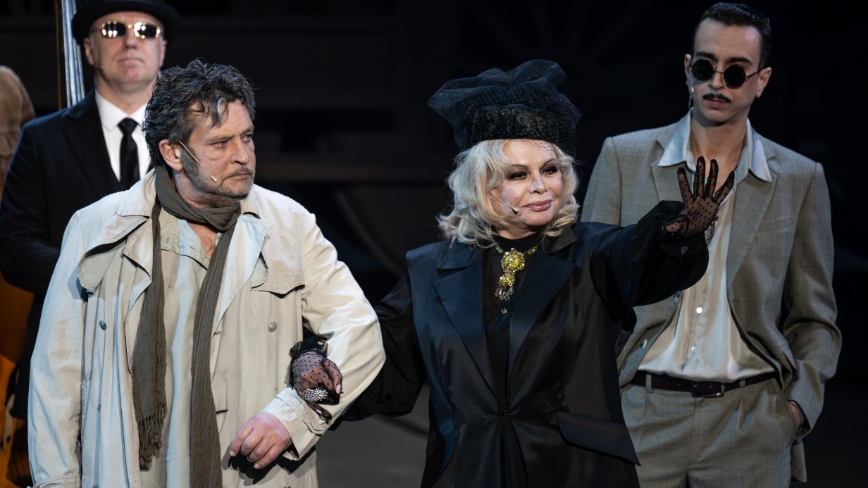 Народный артист России Александр Домогаров в роли Петера и народная артистка России Ольга Богданова в роли Ады в сцене из спектакля «Предложение» режиссера Александра Лазарева во время предпремьерного показа в Центральном академическом театре Российской армии (ЦАТРА) в Москве