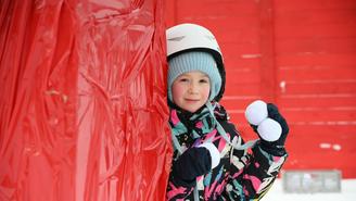 Школьники сразились на чемпионате по снежкам