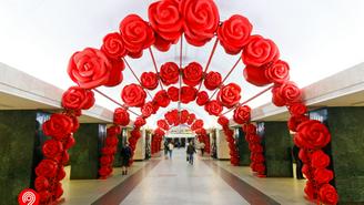 Станцию метро «Трубная» украсили более 400 алых роз к 8 Марта