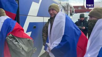 Появились кадры возвращения российских бойцов из плена