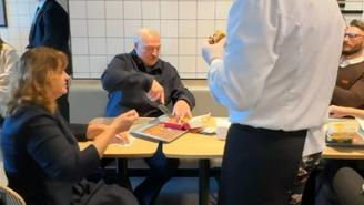 Лукашенко поздравил девушек с 8 Марта и раздал им бургеры