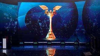 Слепили из того, что было: стилист разобрала образы звезд на кинопремии «Ника»