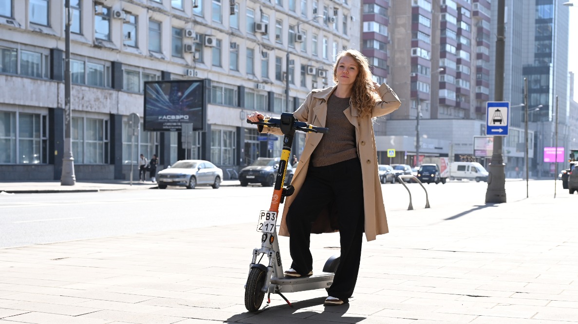 Сотрудница пиар-службы сервиса проката электросамокатов Анастасия Шевченко накануне старта сезона оценила готовность инфраструктуры к безопасным поездкам и протестировала технологию аренды по СМС