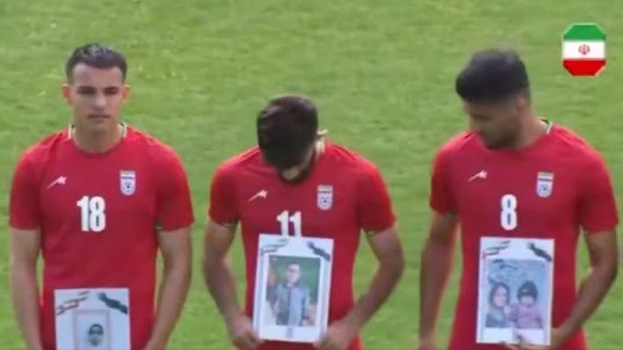 Иранские футболисты вышли на поле с фотографиями детей, погибших при ударе по школе