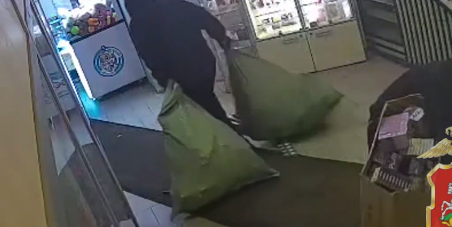 Трое мужчин украли сигареты на 1,3 миллиона из магазина в подмосковном поселке