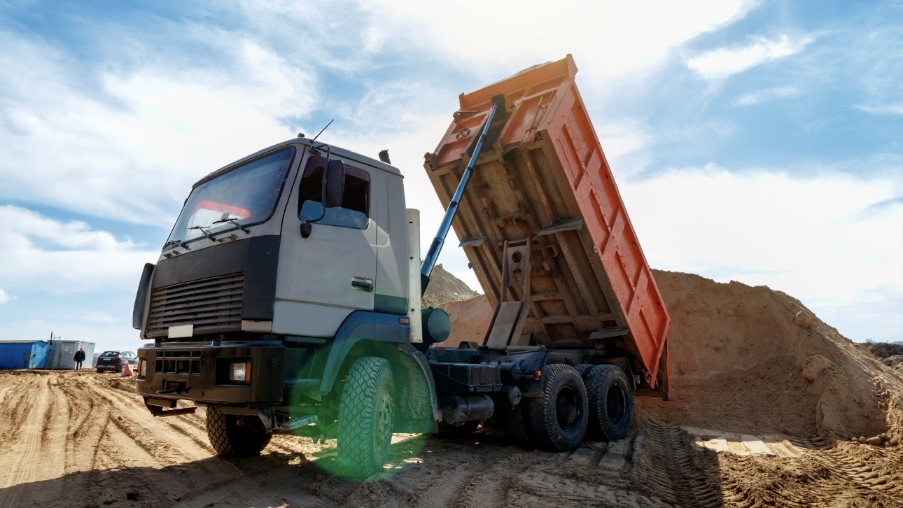 Грузовик с песком опрокинулся на 8-м километре МКАД