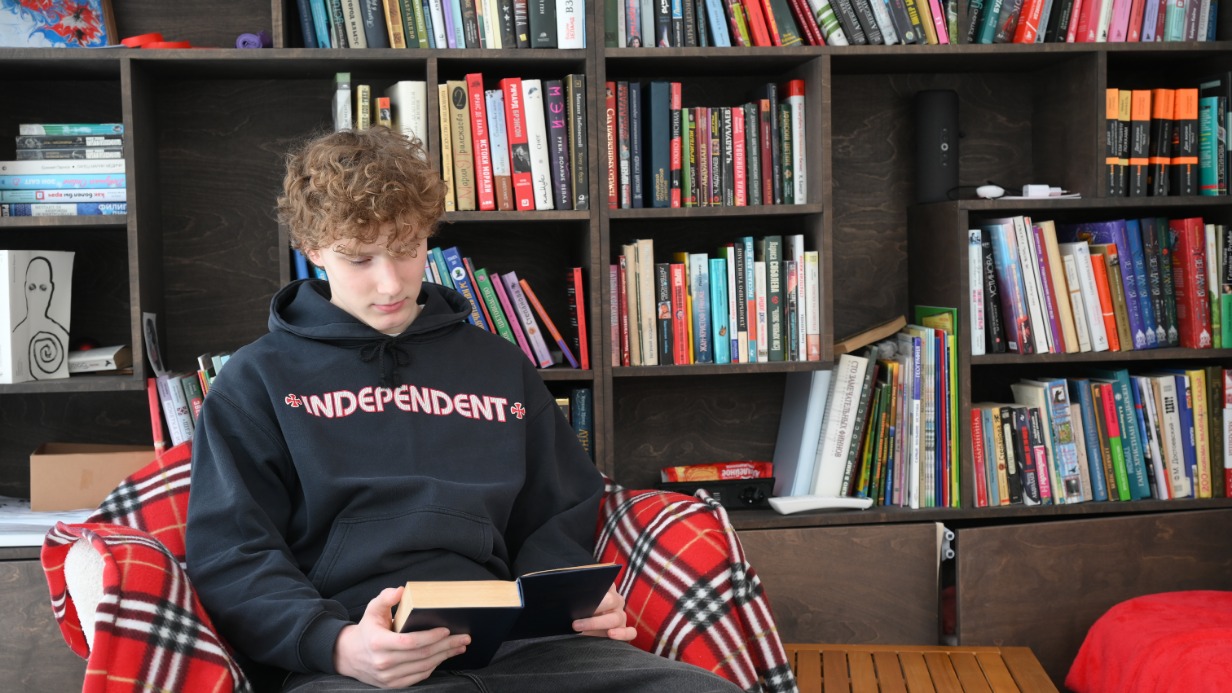 Библиотекарь Иван Карабанов в «лесной библиотеке»