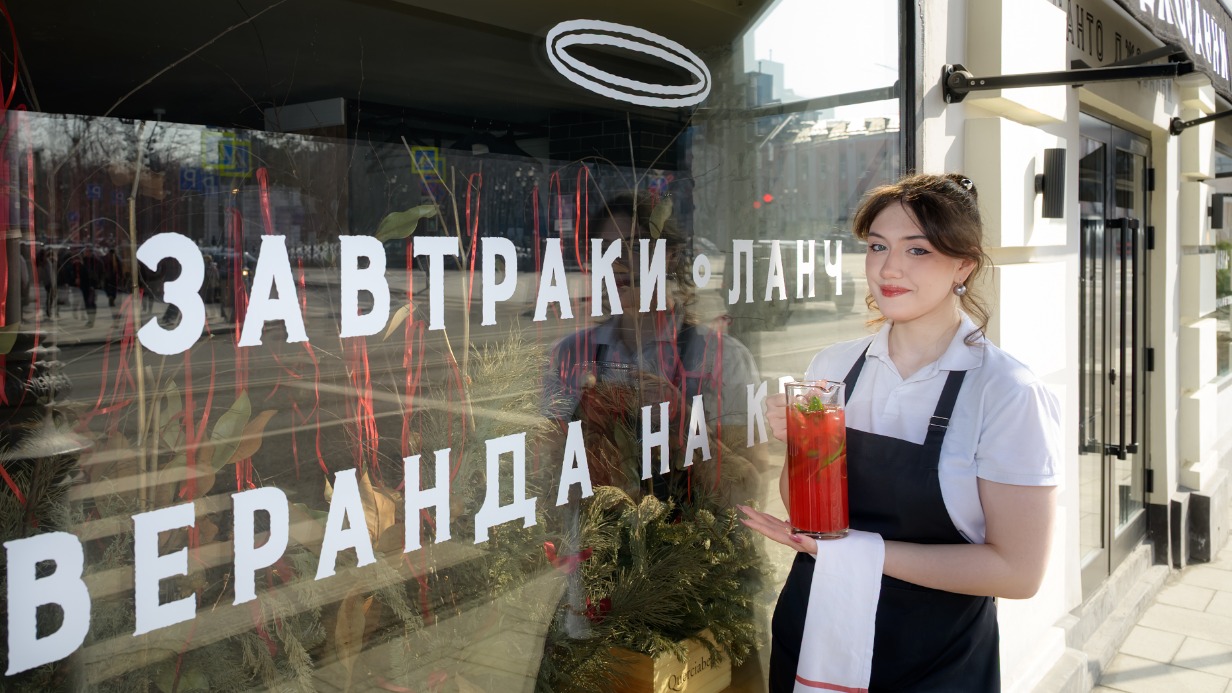 Официантка Анна Каторгина на летней веранде ресторана на Петровке