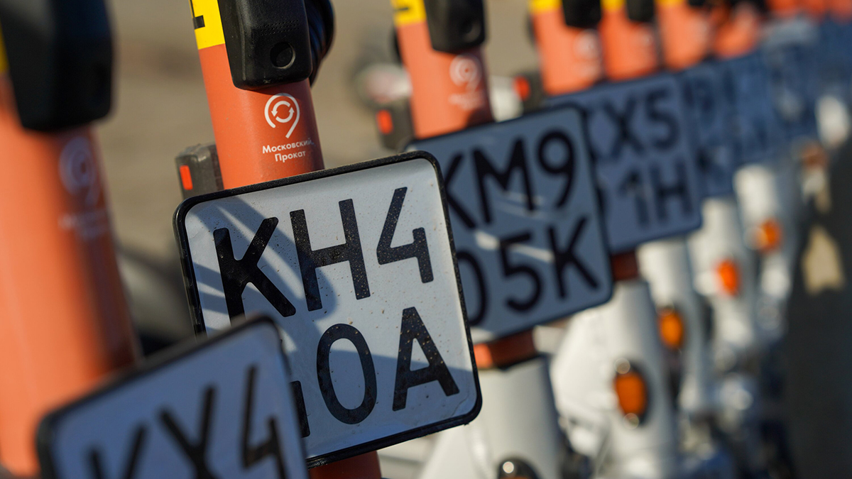 В Сочи мужчина утопил в реке двенадцать электросамокатов, его разыскивают