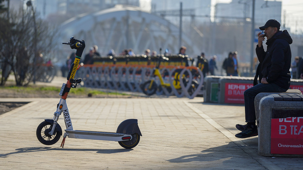 Правительство РФ попросили поднять штраф за езду на электросамокате вдвоем