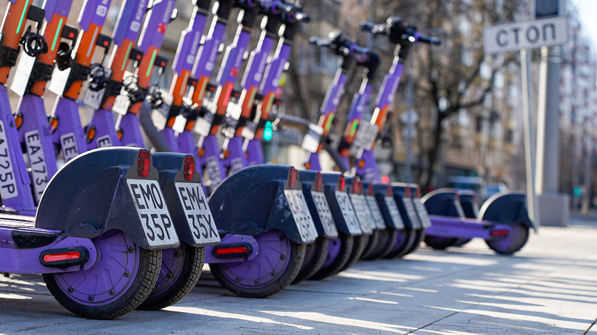 Депутат Гусев предложил ограничить скорость электросамокатов на тротуарах