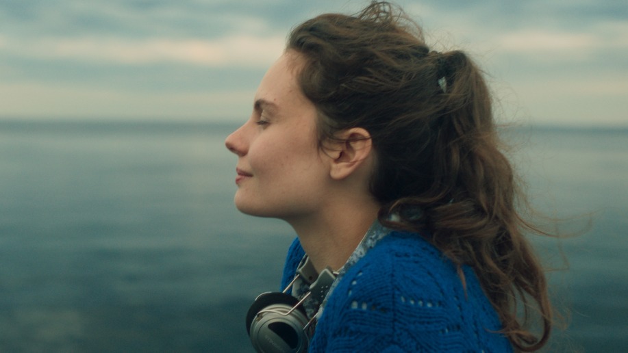 Кадр из фильма «Северная станция», где актриса Дарья Алыпова сыграла Свету, вспоминающую практику на биофаке