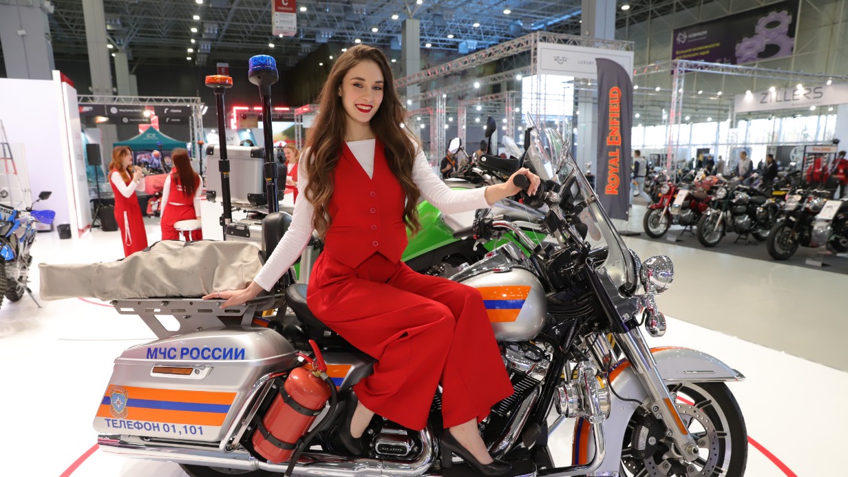 Промоутер Ариадна Бахметова у мотоцикла МЧС на фестивале «Мотовесна»