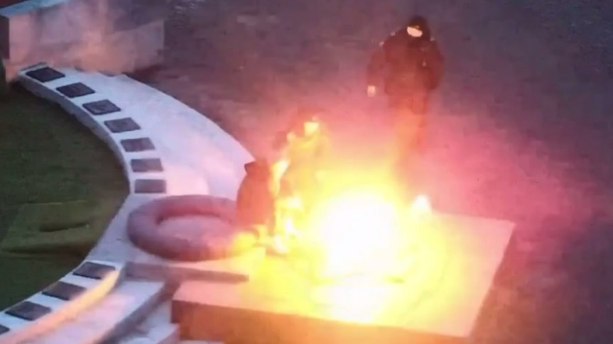 Женщину, подкурившую сигарету от Вечного огня в Кургане, задержали