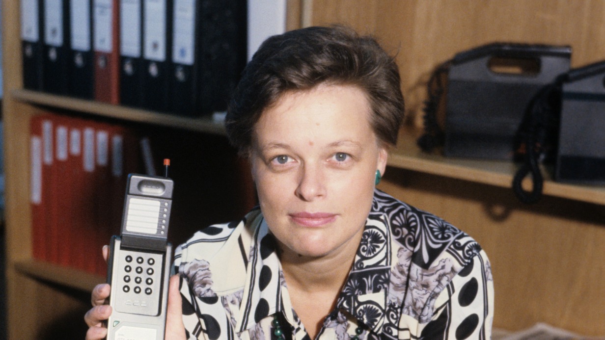 Сотрудница телефонной компании демонстрирует сотовый радиотелефон еще 1 июня 1994 года