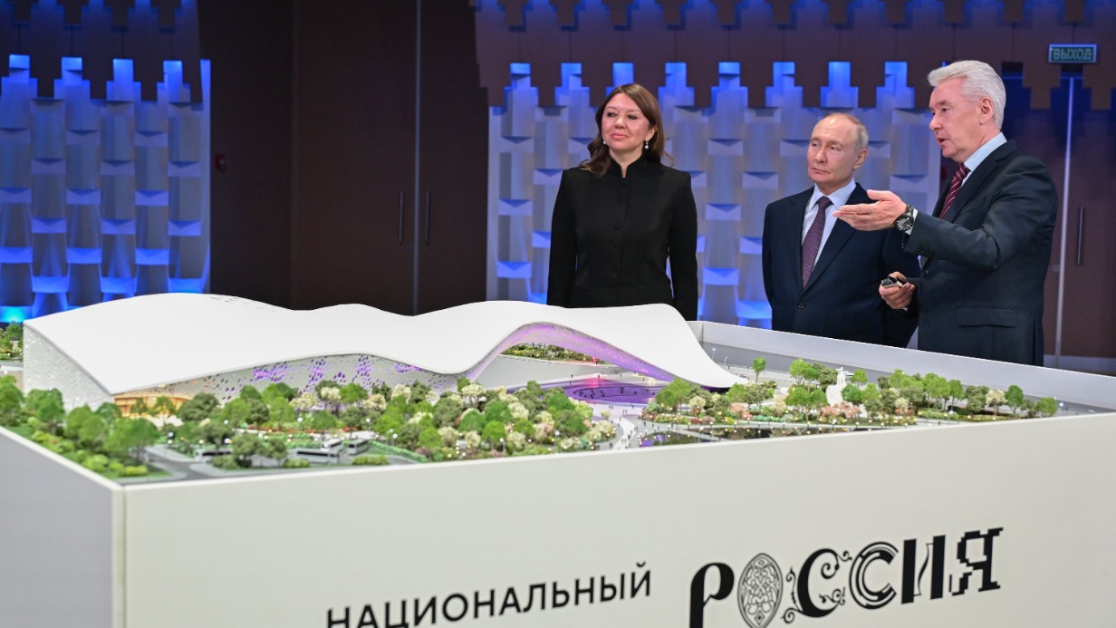 Гендиректор центра «Россия» Наталья Виртуозова, президент РФ Владимир Путин и мэр Москвы Сергей Собянин на церемонии заложения первого кубометра бетона строительства комплекса