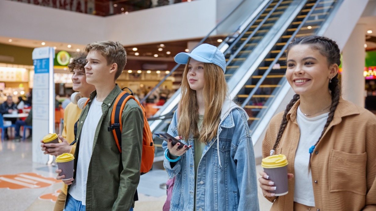 Для многих подростков торговые центры стали местом, где можно встретиться с друзьями без строгого контроля взрослых, но при этом в безопасности