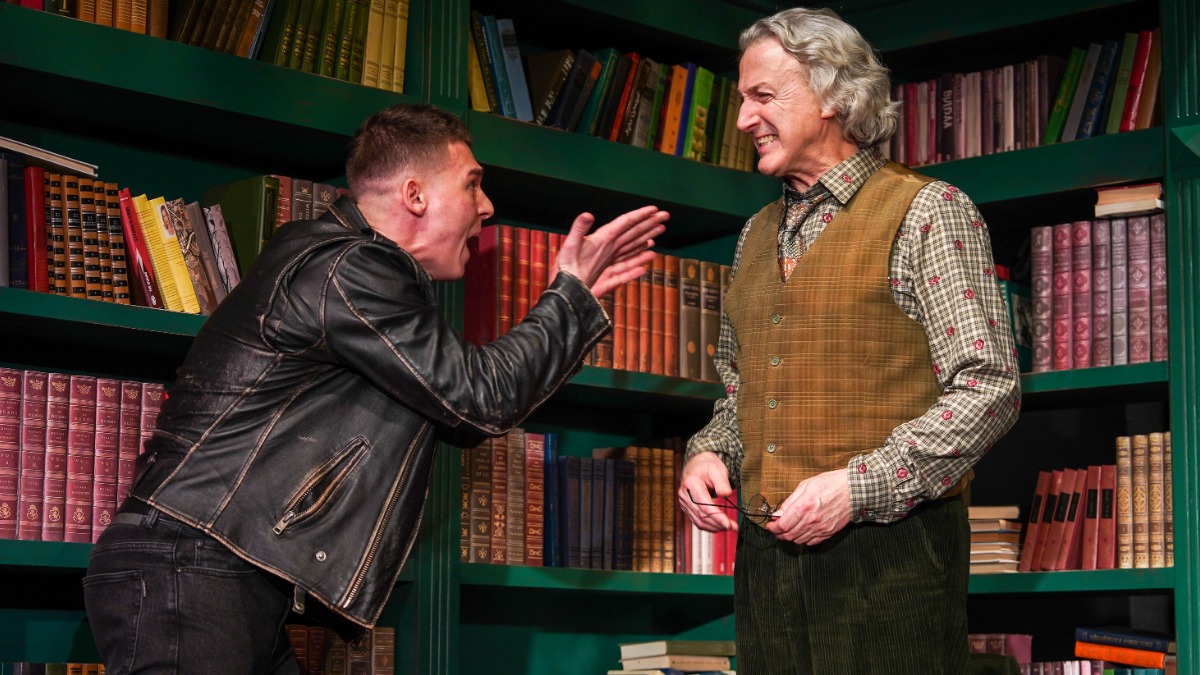 Павел Чернышев в роли Лео и Виталий Егоров в образе Человека в сцене из спектакля «Выбор»