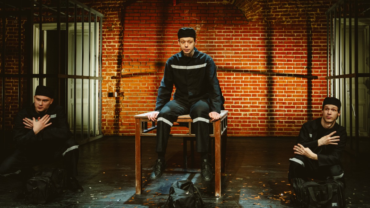 Артисты Иван Капорин, Роман Иваненко и Игорь Астапенко в спектакле «День закрытых дверей» режиссера Дмитрия Крестьянкина на сцене Театра Наций